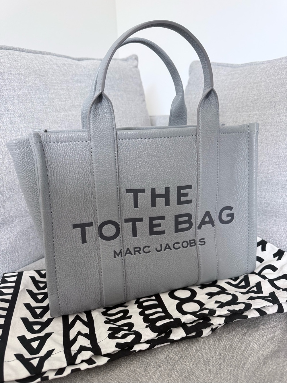 [Almost New] Marc Jacobs Light Gray Pebbled Leather Tote with Strap